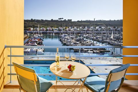 The apartment is located in the Marina de Albufeira just 15 minute walk from the beach, on the outskirts of Albufeira Old Town often referred to as one of Albufeira´s best kept secrets.