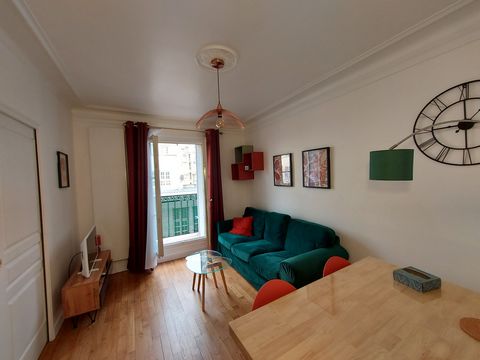 This charming furnished apartment, recently renovated, 50 m², composed of 3 rooms including 2 double bedrooms, and a balcony is located on a quiet pedestrian street, not overlooked (school opposite), at the foot of the Jules metro station. Joffrin (l...