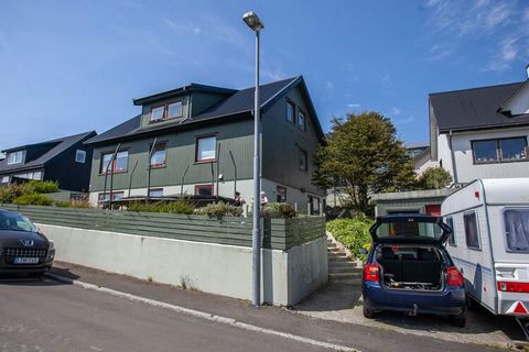 Dieses Studio-Apartment ist ideal gelegen, nur 20 Gehminuten oder eine kurze 3-minütige Autofahrt vom geschäftigen Zentrum in Tórshavn, der Hauptstadt der Färöer-Inseln, entfernt. Die Wohnung bietet eine praktische Unterkunft für Reisende, die sowohl...
