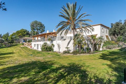 Magnificent property combining charm and authenticity offering large volumes and refined appointments, offering panoramic views of the hills and the sea in the heart of a calm and preserved environment. The property consists of a main villa and 2 apa...
