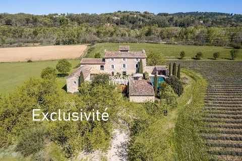 Provence home, estate agency in Oppède, is offering at the bottom of the charming village of Goult, facing Luberon’s mountain, this 19th century Mas will enjoy old property lovers with its 500 Sqm building. This mas is rare thanks to a particular pro...