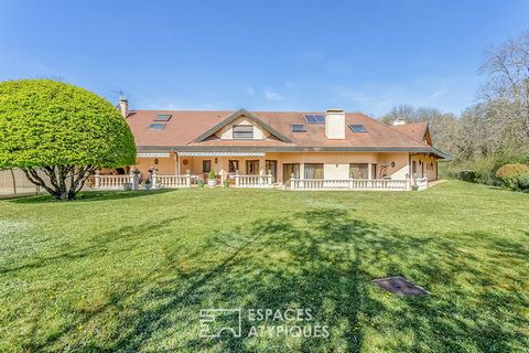 It is in the town of Cessy, 30 minutes from the city center of Geneva and 20 minutes from its airport, that this luxury residence with indoor swimming pool is located. Built on a plot of 4,700 m2, this house remarkable for its architecture, its gener...
