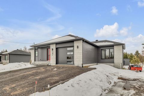 PRESTIGE in its purest form! Modern 5 bedroom bungalow on land of over 21,500 sq. ft. 2021 construction whose quality of materials testifies to the attention to detail of its owners. Attached garage, shed, above-ground pool and large terrace make thi...