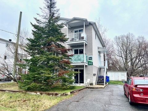 Superb 3 x 2 bedroom triplex, very clean and well maintained over the years. Located in a cul de sac, close to services and buses, this building is an excellent investment. Interesting income with great optimization potential. Recent windows and door...