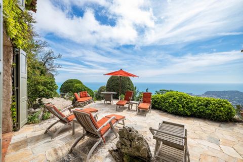 Located near Monaco, on the heights of Villefranche sur Mer, in a bucolic setting, superb Provencal-style property brimming with charm and offering breathtaking views of the sea and Saint-Jean-Cap-Ferrat.Set in over 9,000m2 of flat land planted with ...