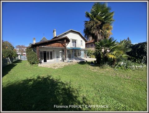 Dpt Hautes Pyrénées (65), à vendre TARBES maison P8 de 182 m² - Terrain de 846,00 m²