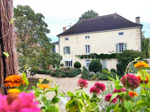 Ref PPLA 66915 PP Beaune area We invite you to discover this charming renovated house and its 19th century outbuildings (stables, wine press, barn). This well-exposed character property benefits from a magnificent landscaped garden with various areas...