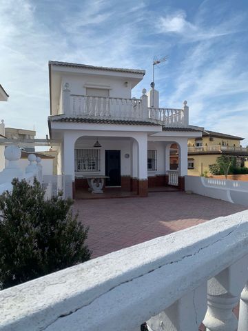 Beautiful independent villa with about 400 m2 of plot, of which there are about 250 m2 built. It consists of a living room, kitchen, 2 bedrooms and a bathroom downstairs and a closed garage for one car and three more cars in the garage hallway and se...