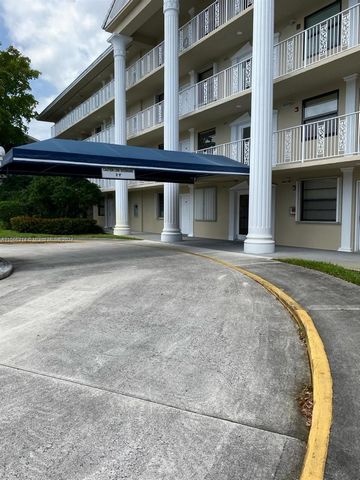 Large and bright condo. 2BR/2BA + bonus rom den and large laundry. Perfect for first time buyers and Great Investment Opportunity! Can be rented immediately after purchase. Community offers 4 pools, gym and sidewalks all around the area. Great locati...