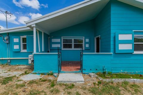 Cute little home right on Northside Rd. and close to shopping, the beaches and Christiansted. This property is zoned Commercial so you could live where you work. Master bedroom has separate entrance and bath and can be closed off from the rest of the...