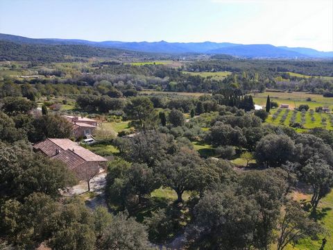 Have you ever imagined your life in an exceptional property in Provence?We offer you the opportunity to make your dream come true!Welcome to the heart of 50Ha of calm, olive trees, tranquility and Provence...Composed of a main bastide of 388 m2, 4 in...