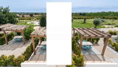 Quinta da Janela Azul is an exceptional property that combines the charm of the countryside with modern elegance . With 40,955m2, it offers a sense of privacy and tranquillity, offering a unique experience in the heart of the Algarve . Comprising 7 a...