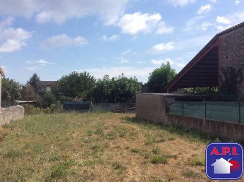 HOUSE WITH LAND AND COMMERCIAL PREMISES In the heart of a pretty town, you will discover this house including, on the ground floor, an artist's studio or commercial premises with the possibility of making a kitchen with living room and lounge overloo...