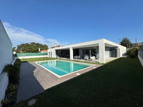 Luxury Detached 5 Bedroom Villa located in Belverde, Belverde It is a locality on the south bank of the Tagus River, inserted in the parish of Amora, municipality of Seixal and district of Setúbal. In it there are numerous house-like constructions, u...