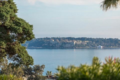 This exceptional duplex apartment is located on the garden level of a luxurious 3-storey historic Belle-Epoque style residence and benefits from a fantastic view of the sea and the bay of Cannes.In California, near the city center, this prestigious a...