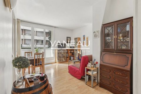 Idealiskt beläget nära portarna till Paris, erbjuder VANEAU-byrån dig en exklusiv lägenhet på 56 m² som består av följande: ett vardagsrum med tillgång till en balkong, ett separat kök, två sovrum, varav ett har ett stort skåp, hall med skåp, ett bad...