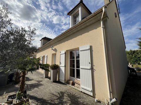 30mn ROISSY CDG, accès direct Paris par RN2 ou train gare du nord, VILLERS COTTERETS, dans la cité internationale de la langue française, pavillon traditionnel indépendant sur 554m2 terrain, il a cuisine équipée, séjour avec poêle à bois, chambre, wc...