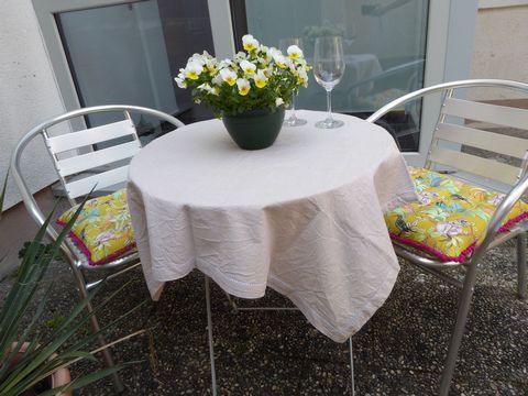 Beautiful cozy 2-room apartment in the middle of Erlangen city center - near Bohlenplatz and Schlossgarten. Access to the inner yard. The train station is within 5 minutes walking distance. To the bakery and the supermarket you have to walk only 1 mi...