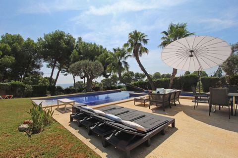 This modern and comfortable villa has a private pool and is situated only 400 metres from the beach and the sea. Shops and restaurants are within walking distance, making them easily accessible on foot. In addition, the centre of Moraira is close by,...