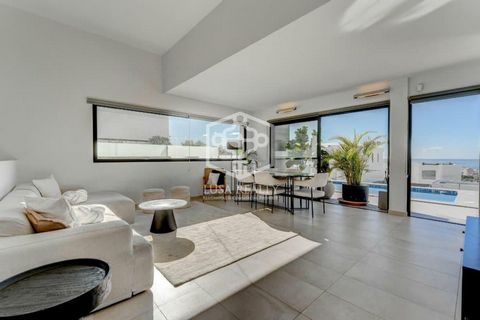 Excellent, moderne et charmant duplex de luxe jumelé situé à Playa de Las Americas, au-dessus du Siam Park et du Siam Mall, dans un petit cul-de-sac avec l’atmosphère tranquille des villas de luxe modernes. Une véritable oasis à proximité des diverti...