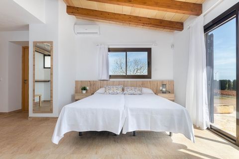 Esta encantadora casa, situada entre Muro y Can Picafort, en el norte de Mallorca, ofrece un refugio tranquilo ideal para 2 personas. La propiedad de una sola planta cuenta con un acogedor salón-comedor equipado con TV vía satélite, Wi-Fi y una cocin...