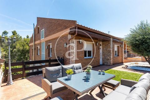 CASA EN VENTA DE 4 DORMMITORIOS Y 3 BAÑOS EN VALLÉS PARK Presentamos esta fantástica casa en la Urbanización de Valles Park, a sólo 4 minutos de Terrassa. Esta casa independiente, con un cuidado jardín y garaje con capacidad para dos coches, está lis...