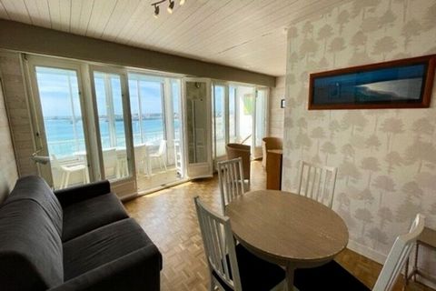 Schöne Wohnung mit herrlichem Blick auf den großen Strand von Quiberon für 4 Personen von ca. 66 m² im 5. Stock von Gebäude 1 der Residenz „Les Ondines“. Es beinhaltet: - ein Eingang, - ein Wohn-/Wohnzimmer mit einem 140-cm-Schlafsofa, einem 140-cm-S...