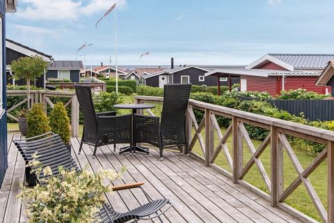 Ferienhaus mit schönem Ausblick zur Küste nahe Juelsminde. Liegt nur etwa 300 m von einem schönen, kinderfreundlichen Strandufer und einem großen Spielplatz, somit ideal für Familien mit Kindern. In dem hell und wohnlich modernisierten Ferienhaus ste...