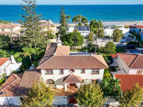 UBICACIÓN SEGUNDA LINEA DE PLAYA LA CALA DE MIJAS CENTRO Exclusiva villa en segunda línea de playa en La Cala de Mijas uno de los pueblos más pintorescos y populares de la Costa del Sol Esta luminosa villa orientada al sur se distribuye en dos planta...