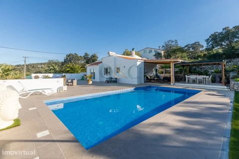 Esta encantadora moradia térrea com 2 quartos e 2 casas de banho, está situada em Santa Bárbara de Nexe num local muito tranquilo com vista para o mar. Passe pela porta da frente para o hall de entrada e para a sala de estar/jantar abre-se para uma c...