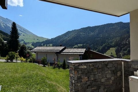 Ce charmant appartement, situé à La Clusaz, offre un refuge confortable pour les familles ou les petits groupes, idéalement situé à seulement 2 km du centre du village et à 700 mètres des remontées mécaniques de la Ruade, avec un service de navette p...