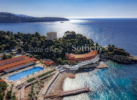 Scopri questo superbo appartamento-villa duplex di 4 locali, situato in un piccolo condominio a pochi passi da Monaco. Con oltre 128 mq di superficie abitabile e 84 mq di terrazze, questa proprietà offre caratteristiche di alta qualità e viste panora...