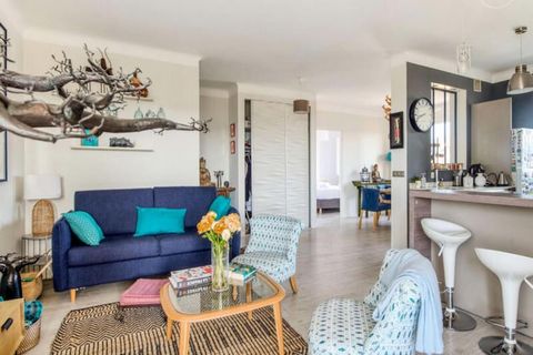 Dieses charmante, klimatisierte Apartment bietet eine ruhige und dennoch zentrale Lage in Nizza und ist somit der ideale Ausgangspunkt, um die Schönheit der Stadt und der französischen Riviera zu entdecken. Das Apartment liegt im 5. Stock eines Gebäu...