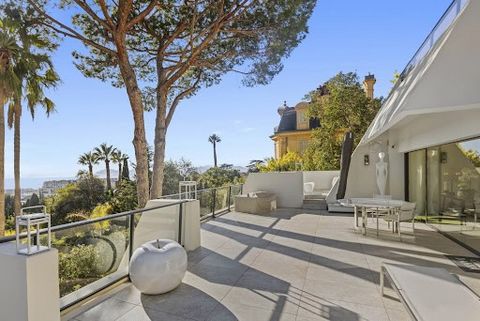 Luxueux appartement de 3 chambres avec piscine et fitness situé dans l'un des quartiers les plus recherchés du littoral de la Côte d'Azur. L'intérieur est impeccable avec des finitions haut de gamme et des espaces de vie spacieux avec vue sur la mer....