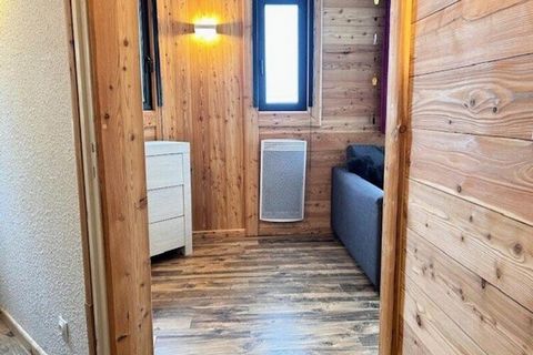 Cette location de vacances meublée classée 3 étoiles est située au premier étage d'une résidence avec ascenseur. Il offre un espace de vie confortable et fonctionnel, parfait pour accueillir jusqu'à 6 personnes. L'appartement comprend une chambre ave...