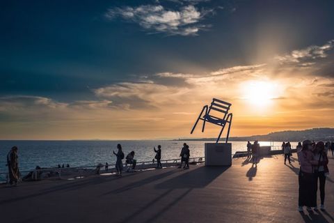 Idéalement situé dans l'un des quartiers les plus historiques de Nice, ce studio lumineux et charmant offre une base idéale pour découvrir la Côte d'Azur. Situé à quelques pas de la Place Masséna, de la Promenade des Anglais et de la plage (8 minutes...