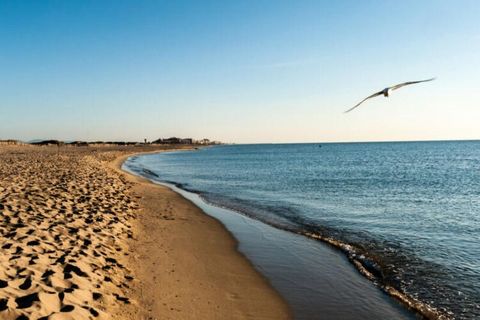 Canet Plage: Residentie “Soleil Bleu”. In de wijk Canet Sud, 50 m van zee, 10 m van het strand, de straat oversteken. Infrastructuur van de residentie: lift. Overdekte openbare parkeerplaats op 50 m afstand, openbaar parkeren mogelijk op straat. Wink...