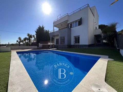 Barnes International se enorgullece de presentar esta fantástica casa, situada en la conocida población de Sant Pol de Mar, a pocos minutos de la playa y de la montaña. Sant Pol de Mar es uno de los pueblos con más encanto de la costa catalana. Se ca...