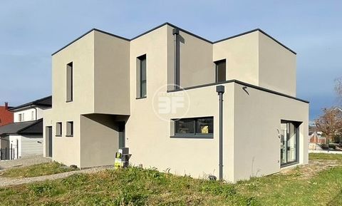 Zu verkaufen: In Leymen (68220) präsentieren wir dieses prächtige Haus mit Flachdach von 140 m2 Wohnfläche auf einem Grundstück von 585m2, das im Jahr 2023 gebaut wurde. Es besteht aus: Im Erdgeschoss: Ein Eingang mit einem großen Einbauschrank, ein ...