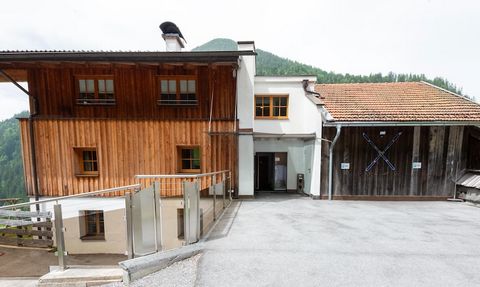 Mit umwerfender Aussicht auf die Berge: Uriger Bauernhof, mit viel Liebe zum Detail frisch renoviert. Der Hof beherbergt drei Ferienwohnungen, die durch ihre wunderschöne Mischung aus modernen und traditionellen Elementen zu einem behaglichen Urlaubs...