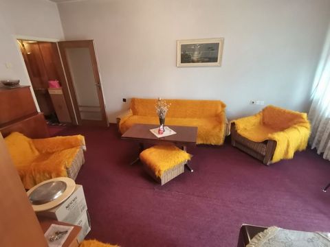 Wir präsentieren Ihnen eine geräumige Wohnung mit Panoramablick auf die ul. Dobrudja. Es besteht aus einem Flur, einem Wohnzimmer, einer Küche, 2 Schlafzimmern, einem Badezimmer mit WC, 2 Terrassen, einem Abstellraum auf der Etage und einem Keller. F...