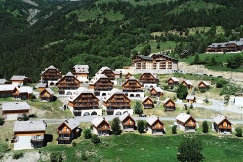 Gelegen in het schilderachtige Pra Loup, op een hoogte van 1500 meter, biedt deze residentie een comfortabel en modern verblijf met een adembenemend panoramisch uitzicht op de omliggende bergtoppen. De appartementen, ontworpen voor maximaal 6 persone...