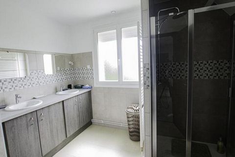 Op de begane grond: woonkamer (eetkamer en salon) met centrale open haard, aparte keuken, 1 slaapkamer met tweepersoonsbed (1 bed 160x200 cm) met eigen douche, apart toilet. Boven: 2 tweepersoonskamers (1 bed van 160x200 cm), 1 driepersoonskamer (3 b...