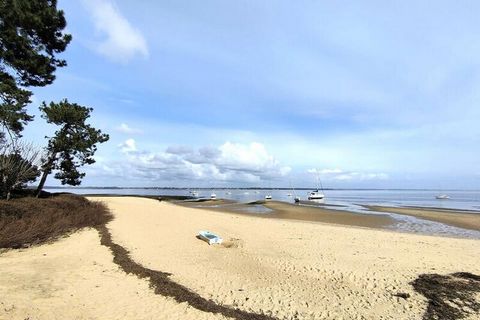 Deze kleine, lichte villa van 65 m² is ideaal gelegen in het hart van Claouey, het eerste dorp bij aankomst op het schiereiland Cap Ferret, op slechts 2 minuten lopen van het strand van Bassin d'Arcachon en de plaatselijke winkels, op 5 minuten fiets...