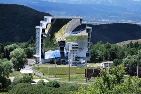 Ośrodek FONT ROMEU, znany z mistrzowskich kursów szkoleniowych, jest równie przyjemny latem, jak i zimą. Kilka km od Hiszpanii (20 min) i godzina od Andory. Można tam uprawiać ulubione sporty (narty, surfing, half-pipe itp.)... Jesteś 300 m od koleje...