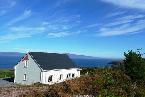 Comfortable, quiet house with sunroom in Kells overlooking Dingle Bay. 5 minutes walk to Kells sandy beach. No through traffic.