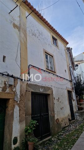 Casa para reformar en el centro histórico de Castelo de Vide. La villa, cerca de la fuente del pueblo de Castelo de Vide, tiene dos puertas de calle tradicionales, una más ancha para acceder a la zona de la antigua «tienda» en la planta baja, y otra ...