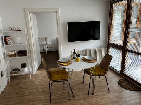 Hübsche Wohnung im Erdgeschoss in ruhiger Wohnanlage. Parkplatz vor dem Haus und Terrasse an der Rückseite. Chice Küche und gehobene Ausstattung. Einkaufsmöglichkeiten in der Nähe. Fußläufig zum S Bahnhof und Klinikum Buch.