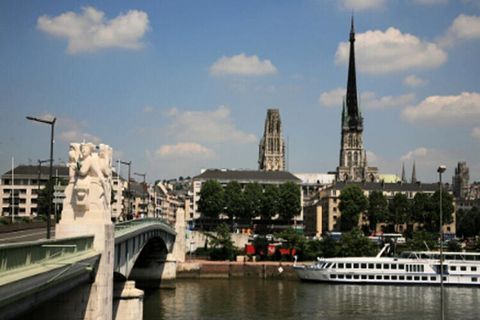 Ten drewniany dom, położony 8 minut od historycznego centrum Rouen, łączy w sobie urok i tradycję. Mieszczący się w dawnej stajni z XIX wieku, blisko wszystkich sklepów, ten bardzo jasny pensjonat oferuje prywatny, ogrodzony ogród krajobrazowy, zacie...