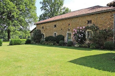 In het hart van een uitgestrekt familielandgoed van 450 ha, is La Grange Neuve een traditioneel Limousin-huis uit het einde van de 18e eeuw met een grote tuin, een binnenplaats, een schuur en een dakspaan. kastanjes en weilanden rondom... Dit prachti...